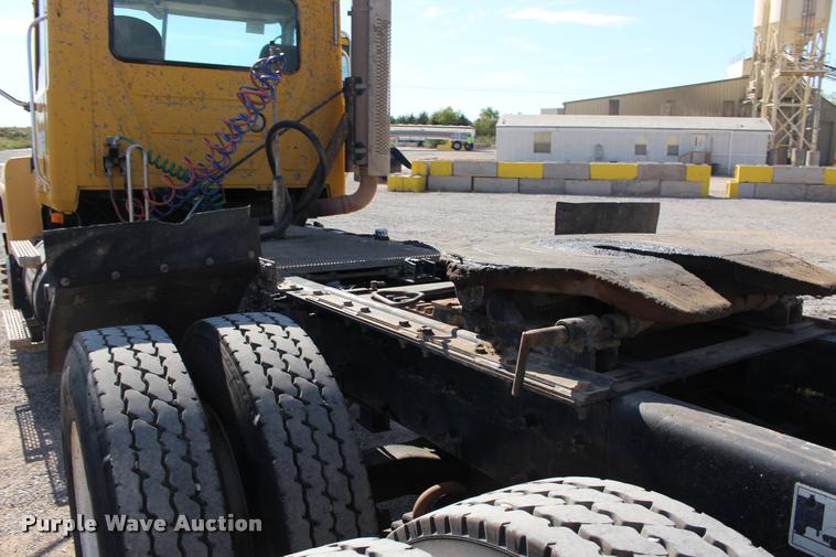 image for item DB0022 2006 Mack CHN613 semi truck