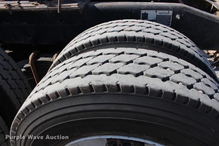 image for item DB0022 2006 Mack CHN613 semi truck