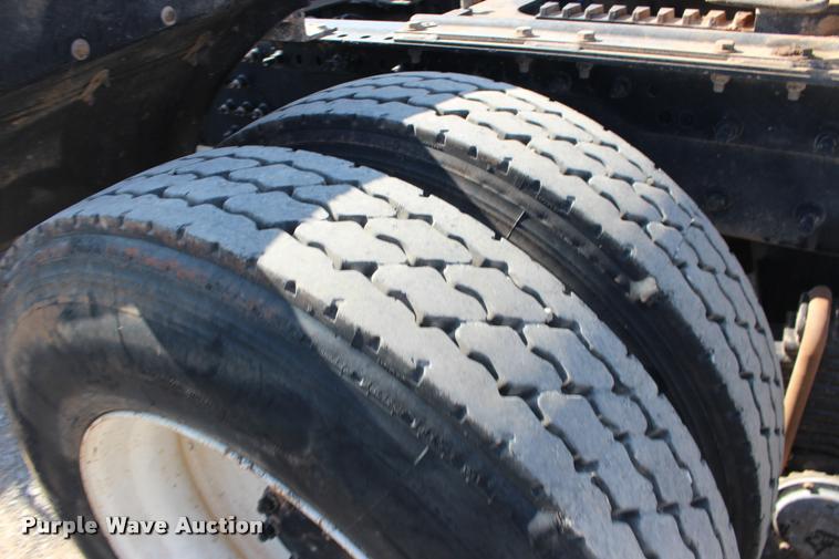 image for item DB0022 2006 Mack CHN613 semi truck