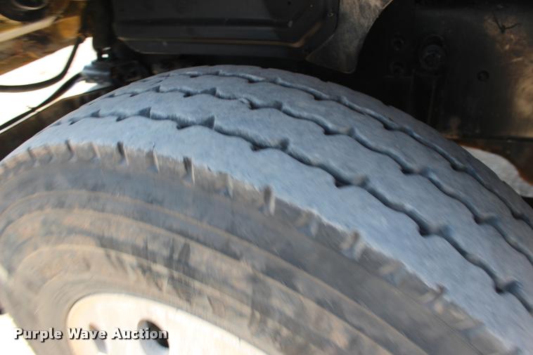 image for item DB0022 2006 Mack CHN613 semi truck