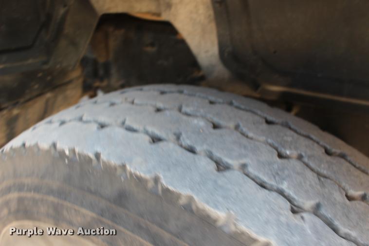 image for item DB0022 2006 Mack CHN613 semi truck