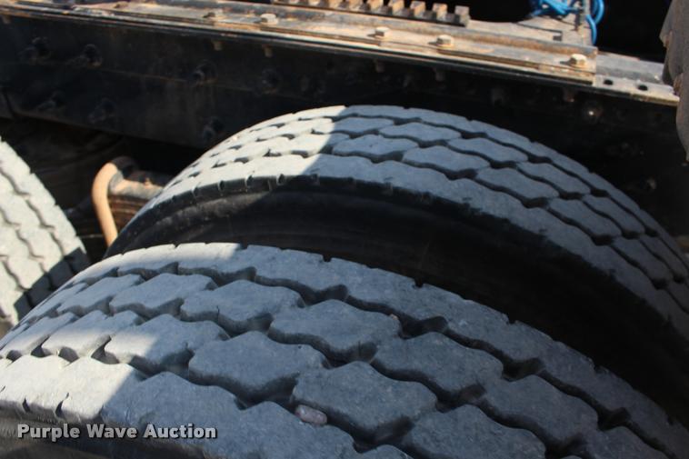 image for item DB0022 2006 Mack CHN613 semi truck