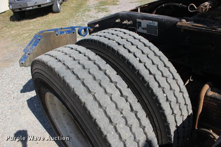 image for item DB0022 2006 Mack CHN613 semi truck