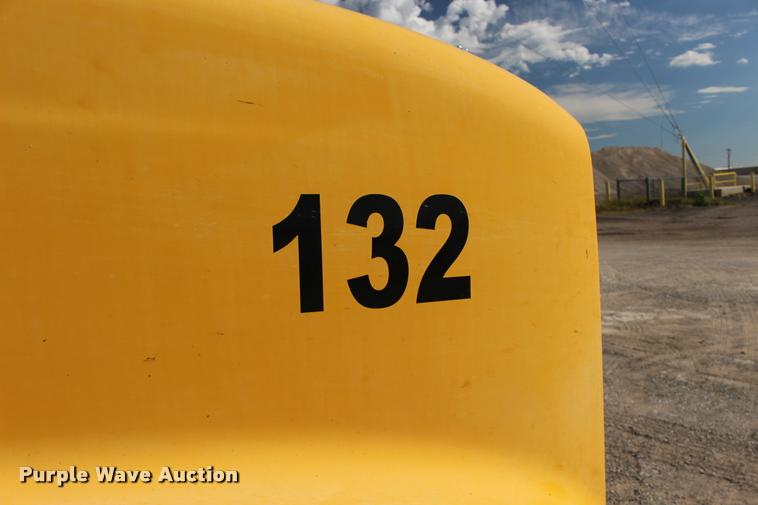 image for item DB0022 2006 Mack CHN613 semi truck