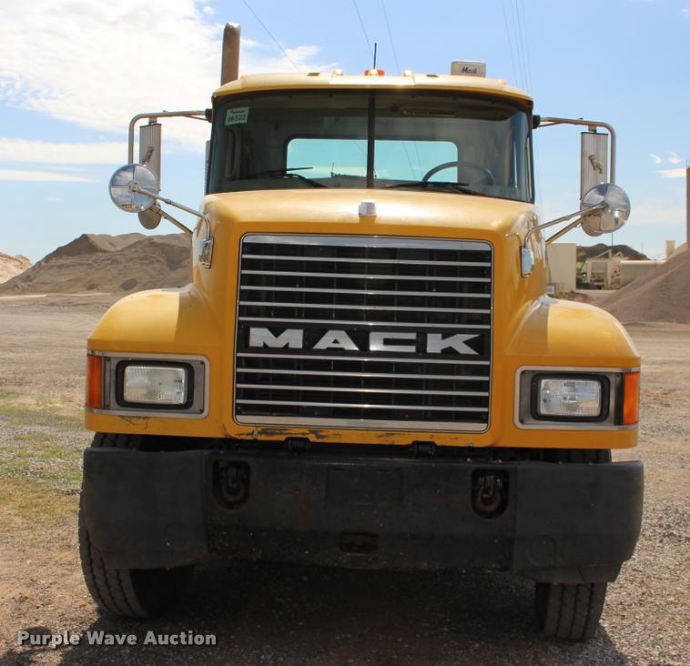 image for item DB0023 2006 Mack CHN613 semi truck
