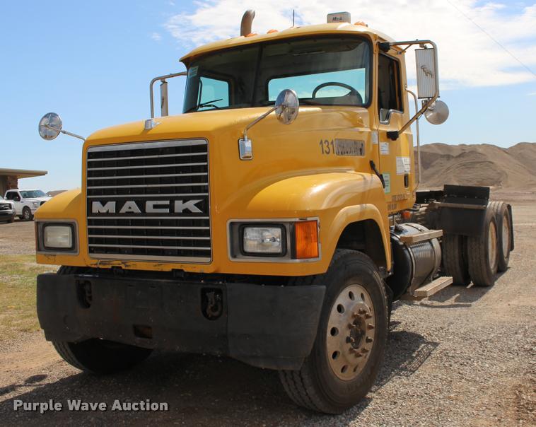 image for item DB0023 2006 Mack CHN613 semi truck