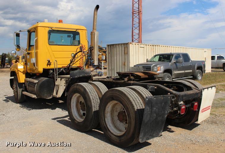 image for item DB0023 2006 Mack CHN613 semi truck