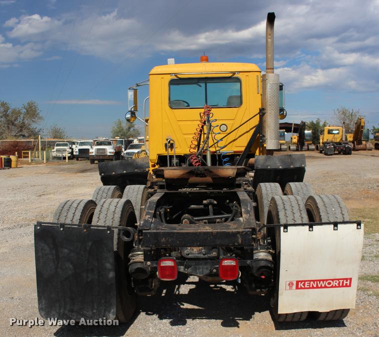 image for item DB0023 2006 Mack CHN613 semi truck