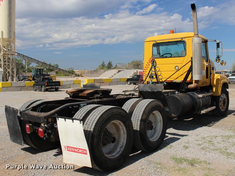 image for item DB0023 2006 Mack CHN613 semi truck