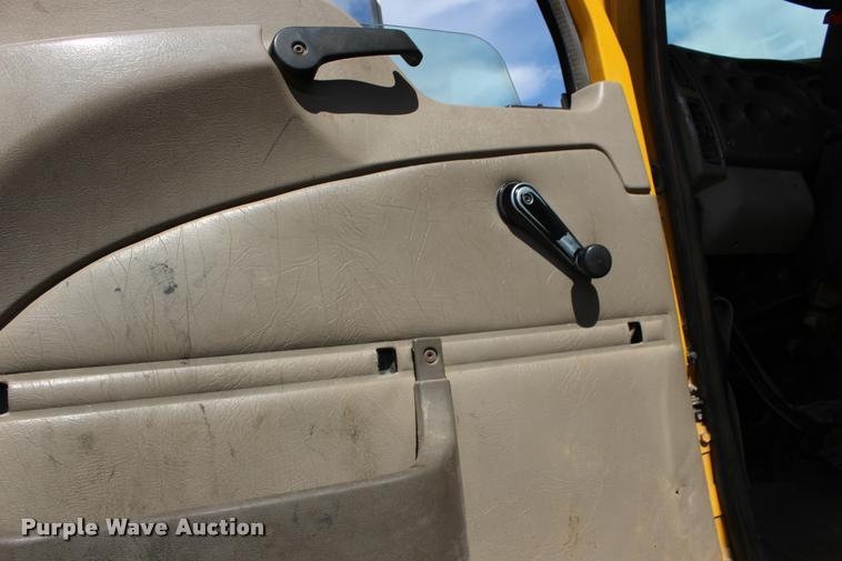 image for item DB0023 2006 Mack CHN613 semi truck