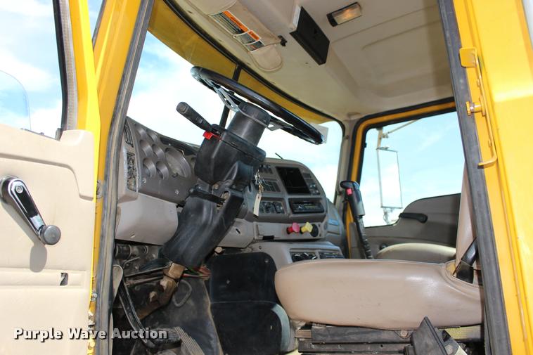 image for item DB0023 2006 Mack CHN613 semi truck