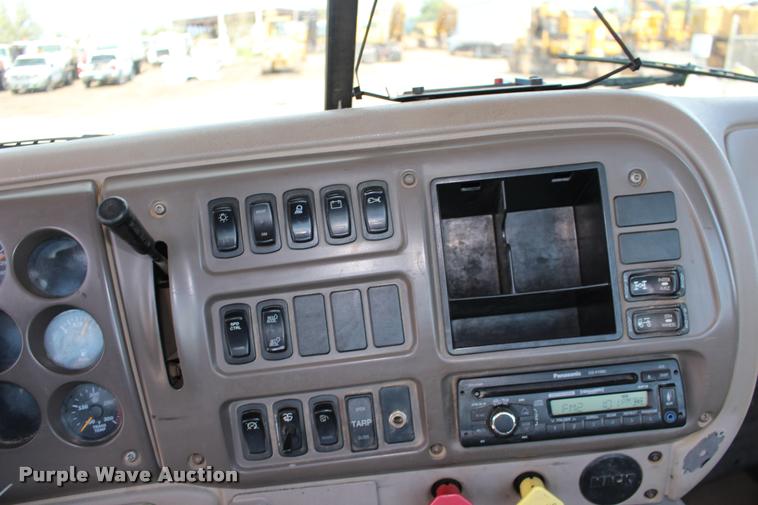 image for item DB0023 2006 Mack CHN613 semi truck