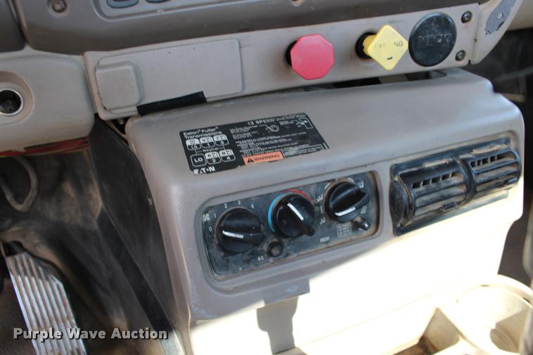 image for item DB0023 2006 Mack CHN613 semi truck