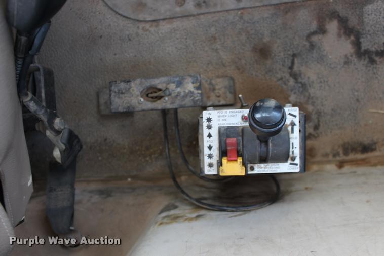 image for item DB0023 2006 Mack CHN613 semi truck