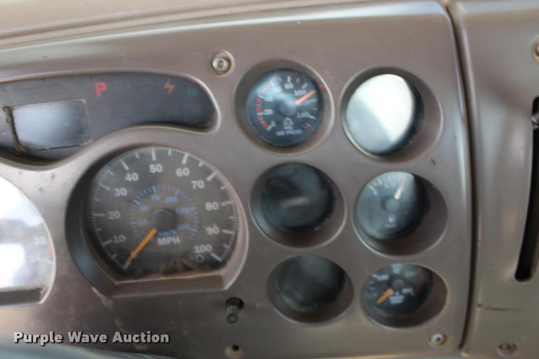 image for item DB0023 2006 Mack CHN613 semi truck