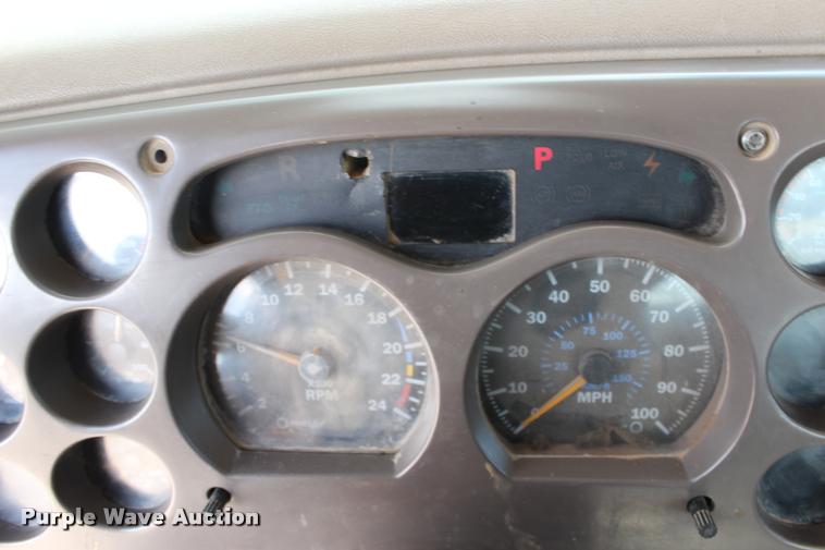 image for item DB0023 2006 Mack CHN613 semi truck