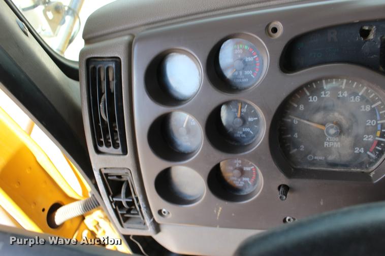 image for item DB0023 2006 Mack CHN613 semi truck