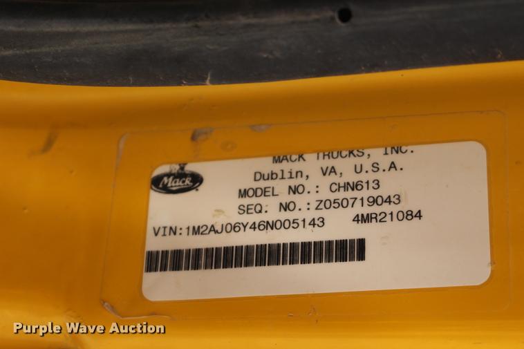 image for item DB0023 2006 Mack CHN613 semi truck