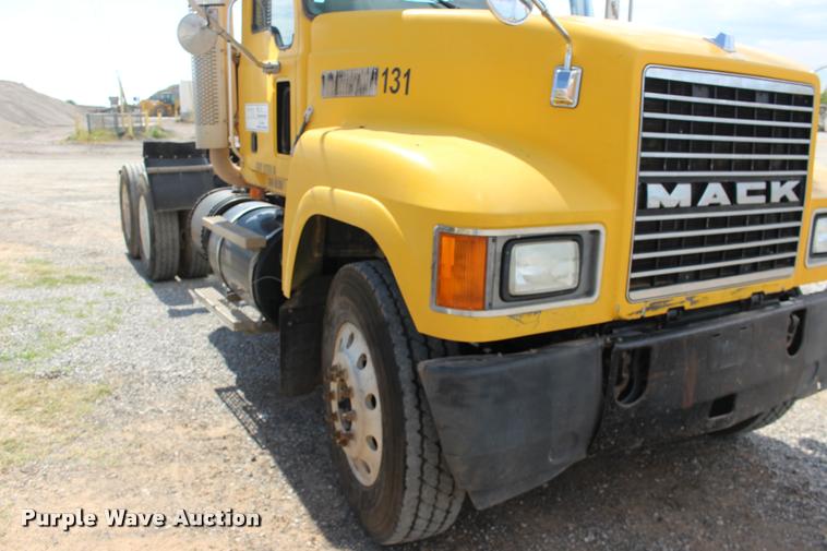 image for item DB0023 2006 Mack CHN613 semi truck