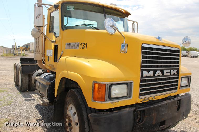 image for item DB0023 2006 Mack CHN613 semi truck
