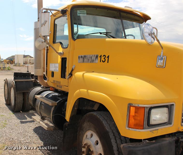 image for item DB0023 2006 Mack CHN613 semi truck