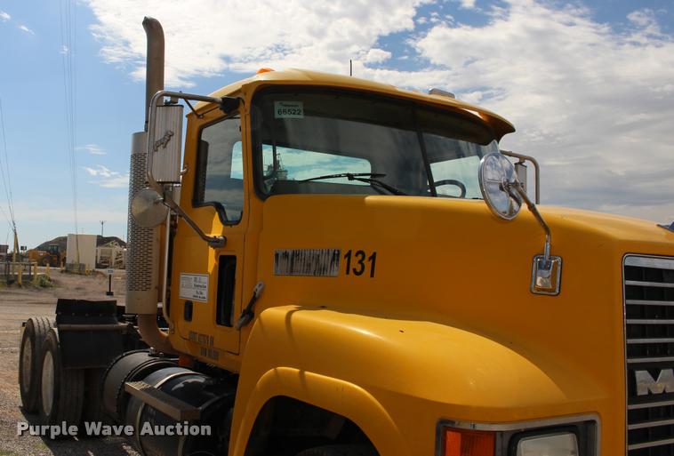 image for item DB0023 2006 Mack CHN613 semi truck