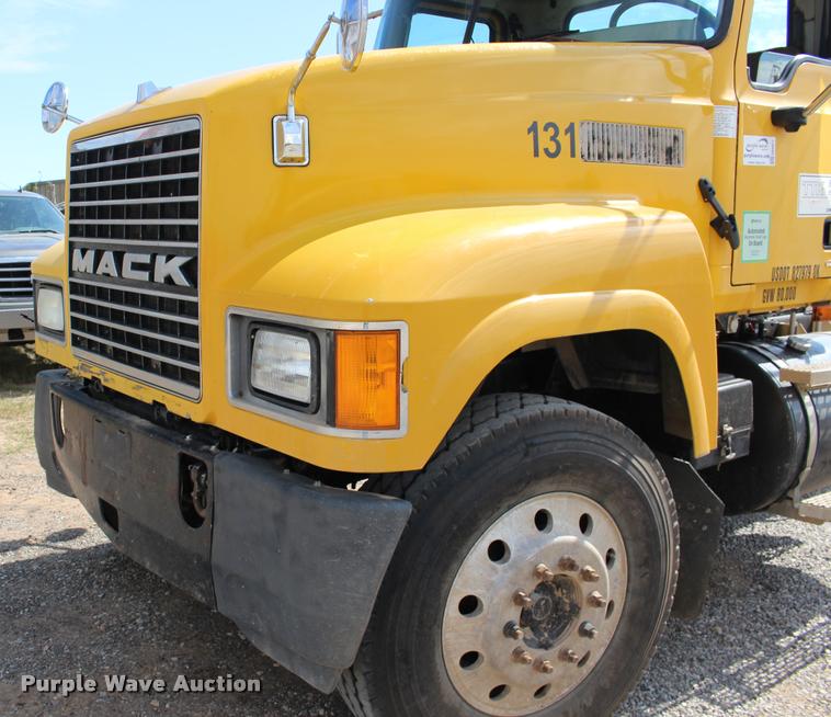 image for item DB0023 2006 Mack CHN613 semi truck