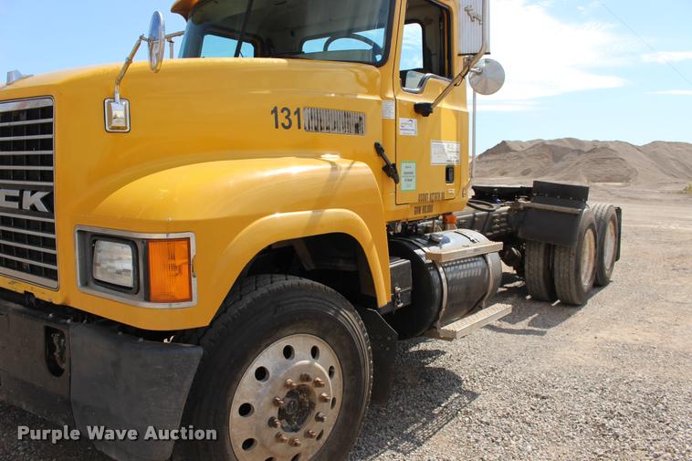 image for item DB0023 2006 Mack CHN613 semi truck