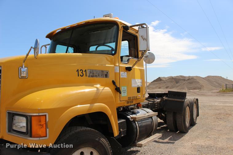 image for item DB0023 2006 Mack CHN613 semi truck