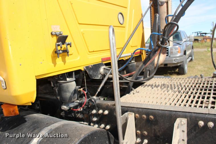 image for item DB0023 2006 Mack CHN613 semi truck