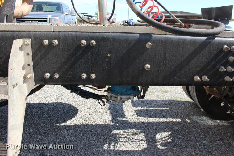 image for item DB0023 2006 Mack CHN613 semi truck