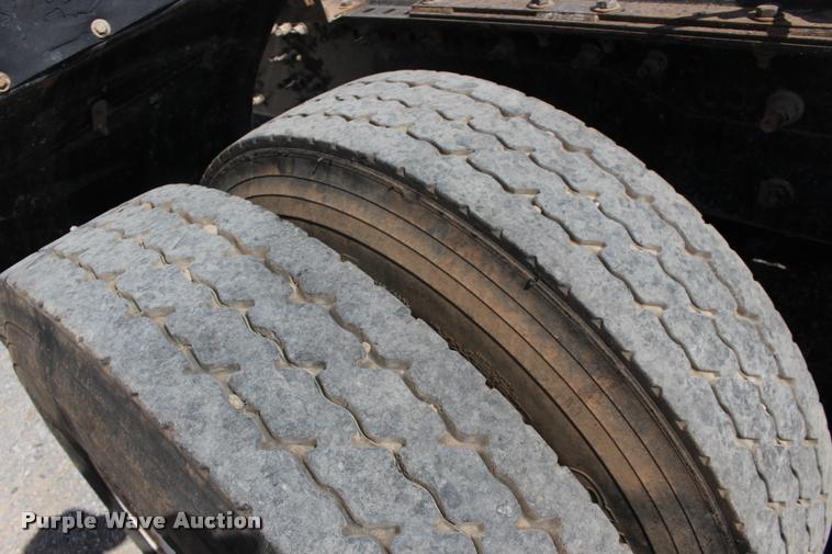 image for item DB0023 2006 Mack CHN613 semi truck