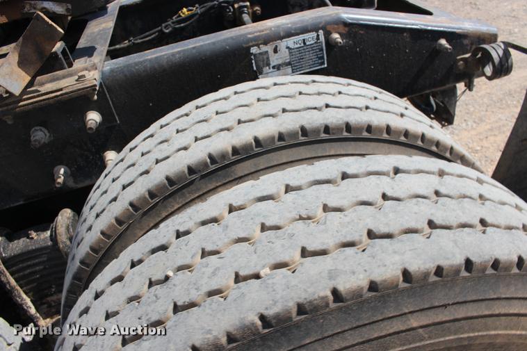 image for item DB0023 2006 Mack CHN613 semi truck