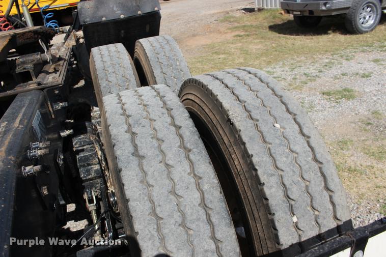 image for item DB0023 2006 Mack CHN613 semi truck