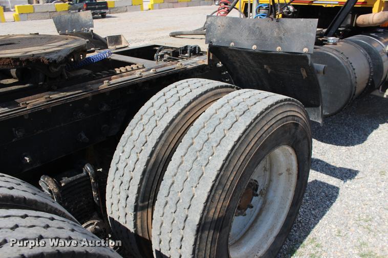 image for item DB0023 2006 Mack CHN613 semi truck