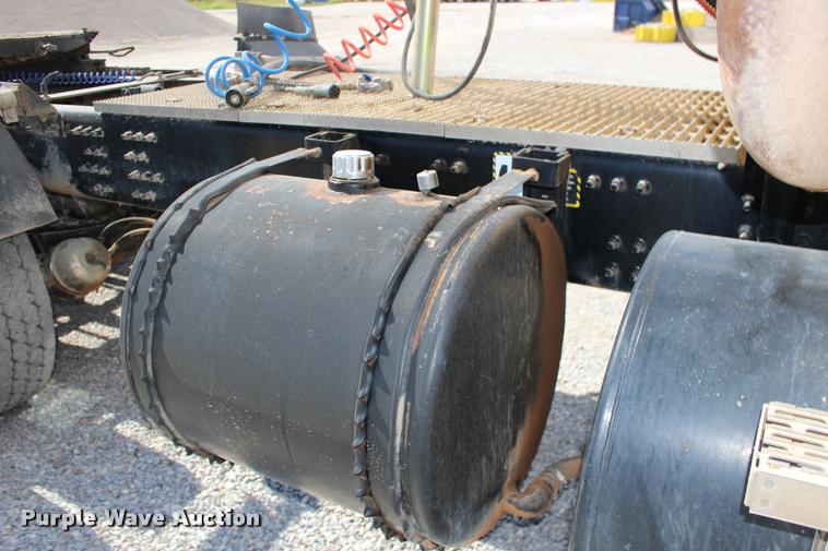 image for item DB0023 2006 Mack CHN613 semi truck