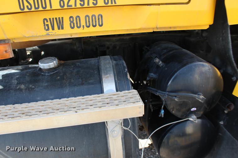 image for item DB0023 2006 Mack CHN613 semi truck