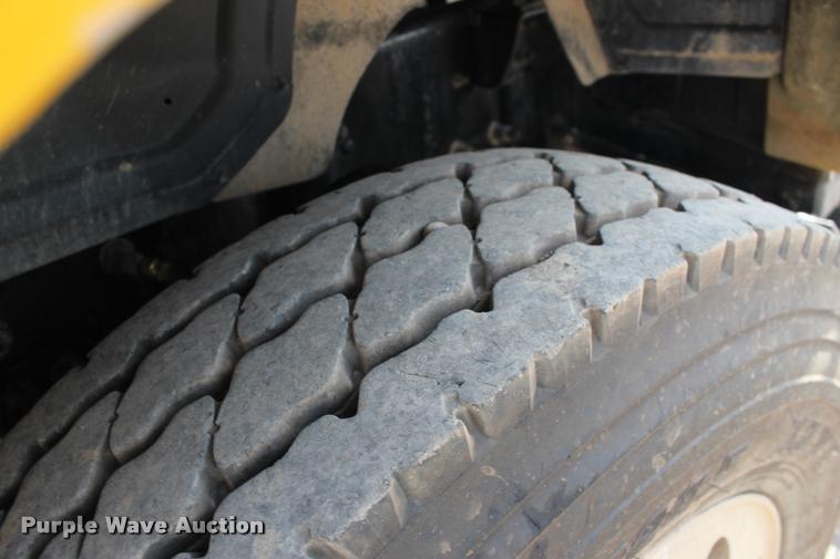 image for item DB0023 2006 Mack CHN613 semi truck