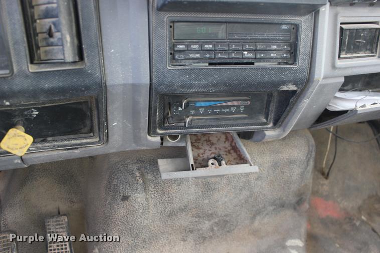 image for item DB0024 1996 Ford F800 box truck