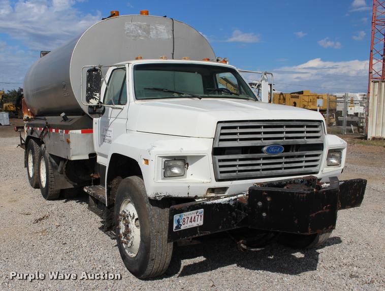 image for item DB0026 1992 Ford F900 oil distributor truck