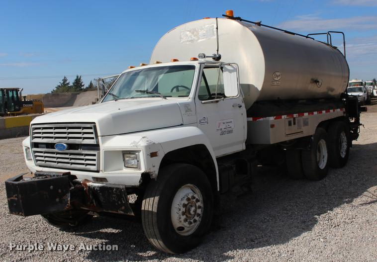 image for item DB0026 1992 Ford F900 oil distributor truck