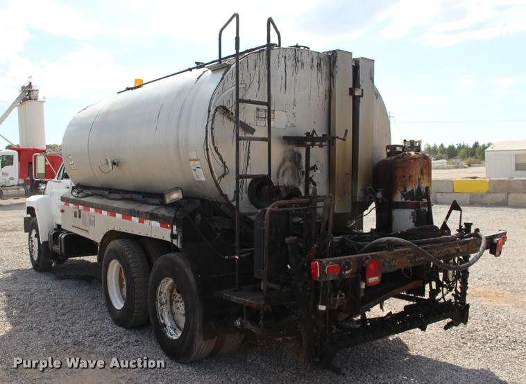 image for item DB0026 1992 Ford F900 oil distributor truck