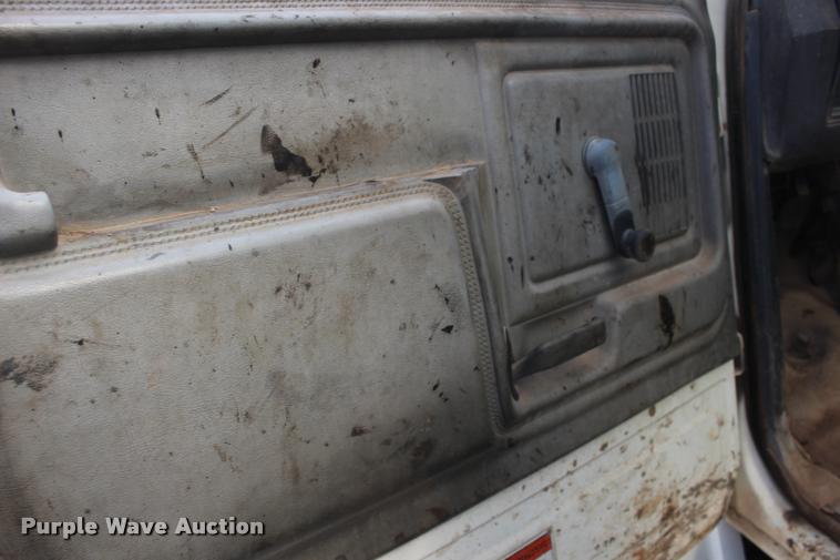 image for item DB0026 1992 Ford F900 oil distributor truck