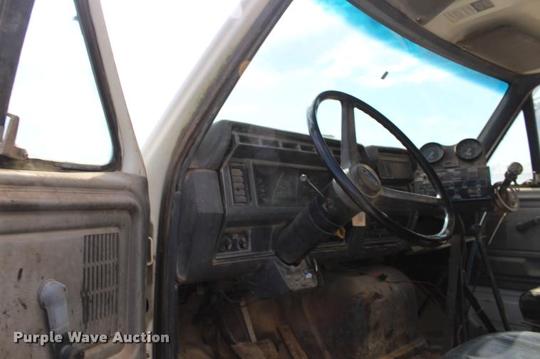 image for item DB0026 1992 Ford F900 oil distributor truck