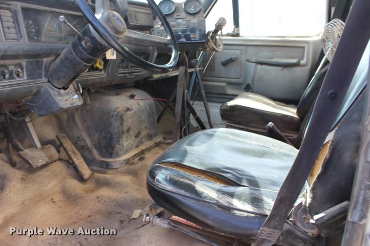 image for item DB0026 1992 Ford F900 oil distributor truck