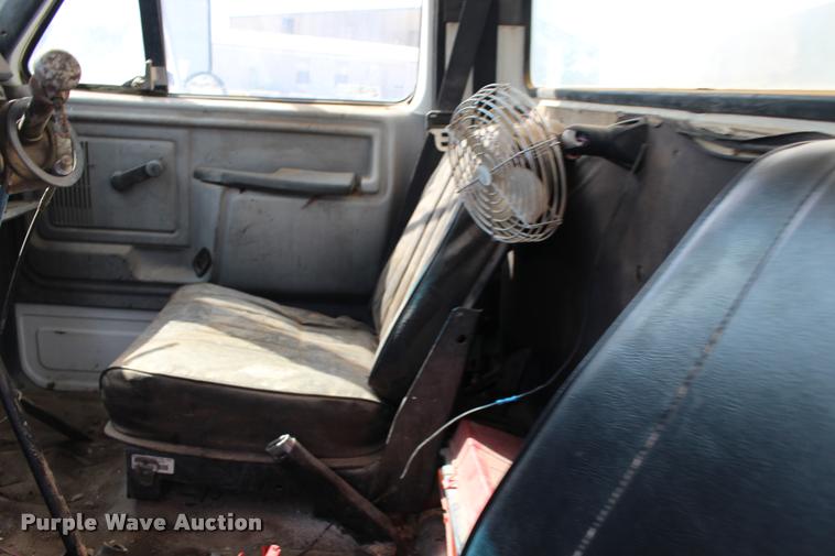 image for item DB0026 1992 Ford F900 oil distributor truck