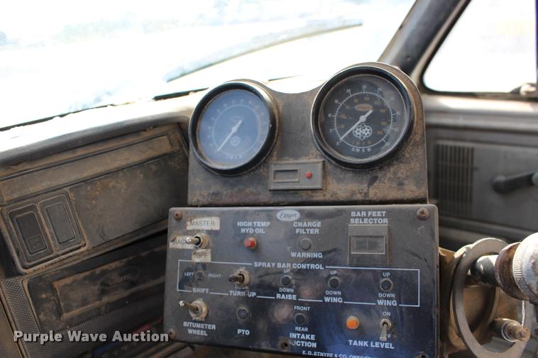 image for item DB0026 1992 Ford F900 oil distributor truck