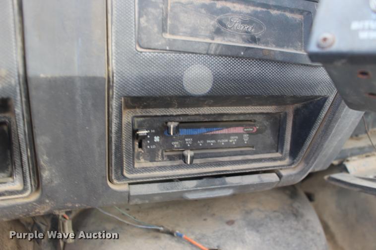 image for item DB0026 1992 Ford F900 oil distributor truck