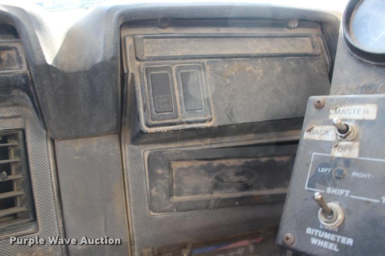 image for item DB0026 1992 Ford F900 oil distributor truck