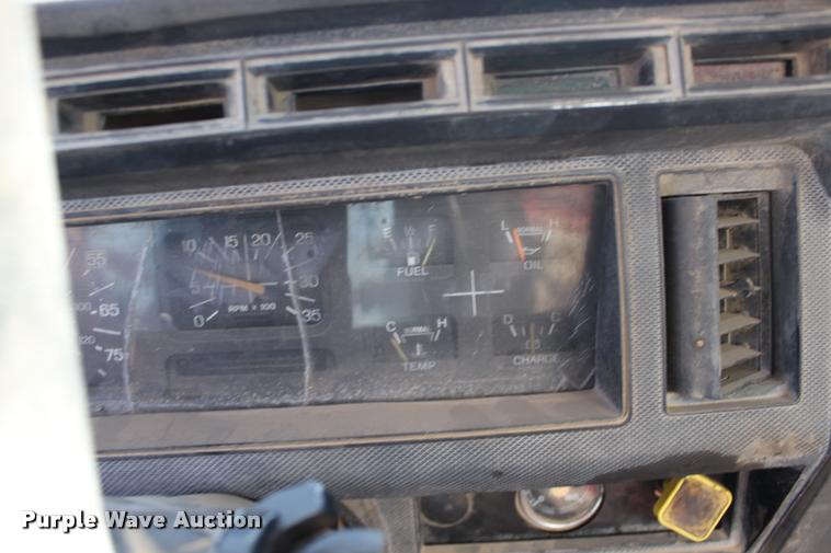 image for item DB0026 1992 Ford F900 oil distributor truck